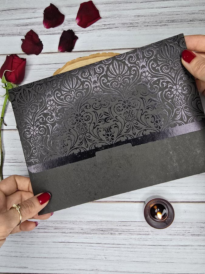 tarhim-luxury-saba-s21-front.jpg کارت ترحیم لاکچری صبا کد S21 با طراحی مشکی و سگک نقرهای