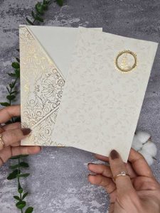 کارت عروسی اقتصادی کرم طلایی عمودی
