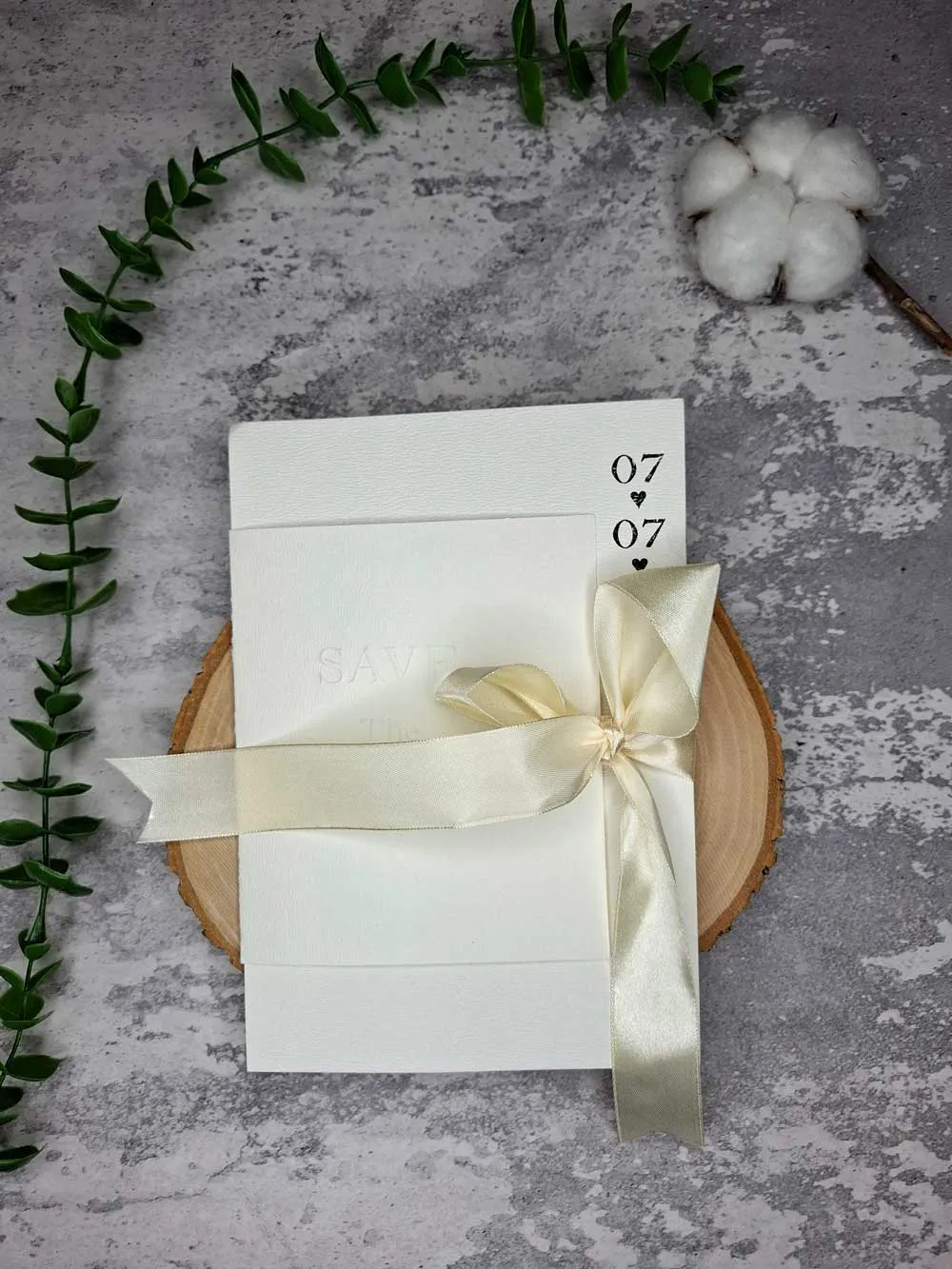 save-the-date-ribbon-minimal-wedding-card-i605 کارت عروسی روبانی مینیمال در سه رنگ سفید، زرشکی و سبز یشمی با روبان کرم رنگ در دست عروس