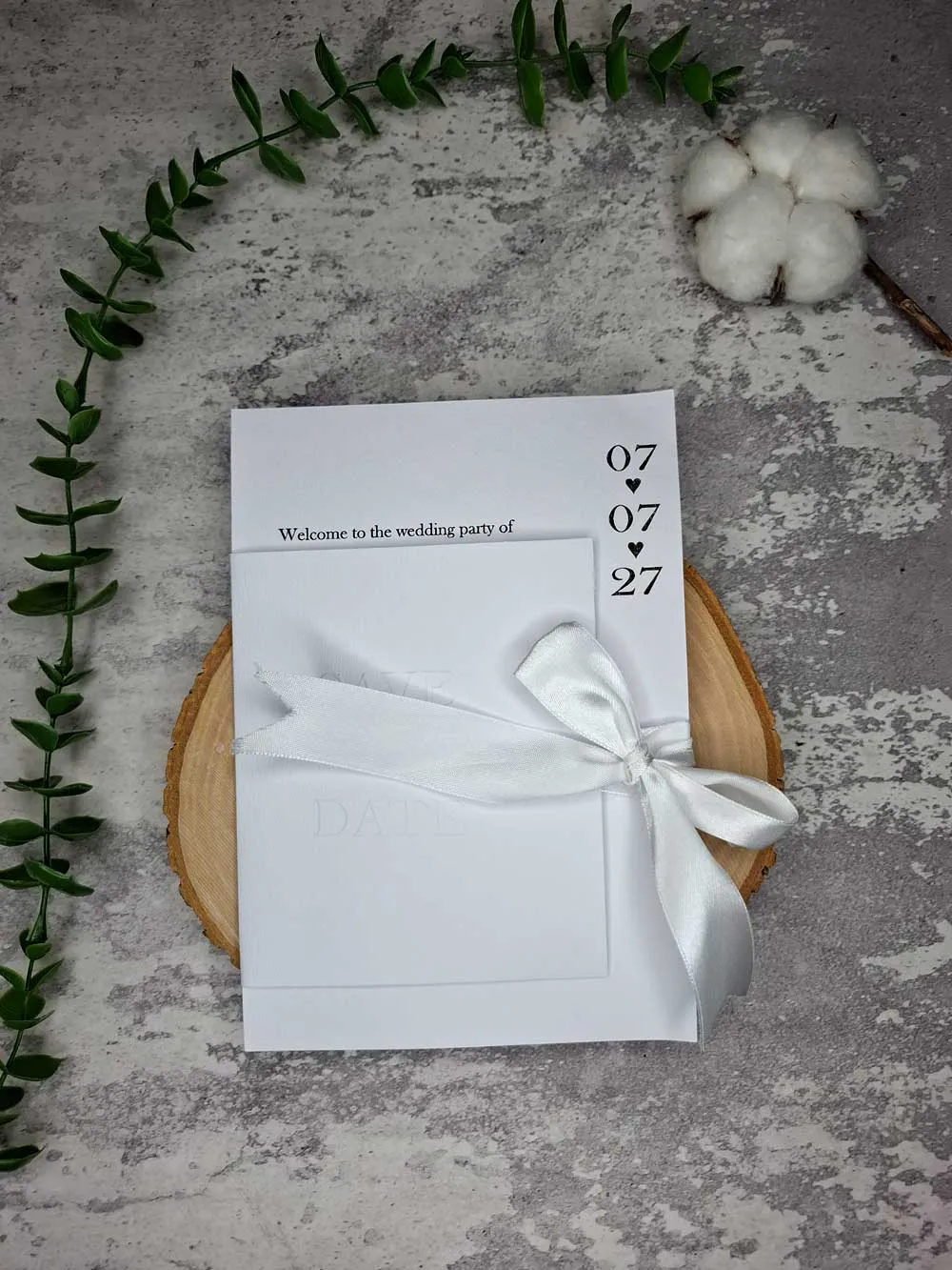 save-the-date-ribbon-minimal-wedding-card-i606 کارت عروسی روبانی مینیمال در سه رنگ سفید، زرشکی و سبز یشمی با روبان کرم رنگ در دست عروس