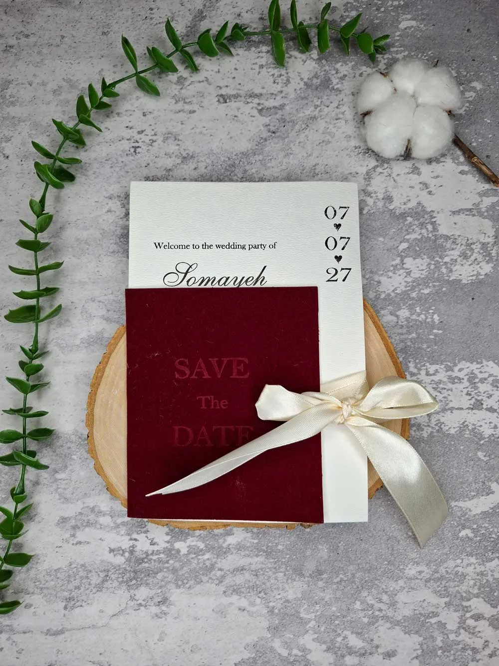 save-the-date-ribbon-minimal-wedding-card-i607 کارت عروسی روبانی مینیمال در سه رنگ سفید، زرشکی و سبز یشمی با روبان کرم رنگ در دست عروس