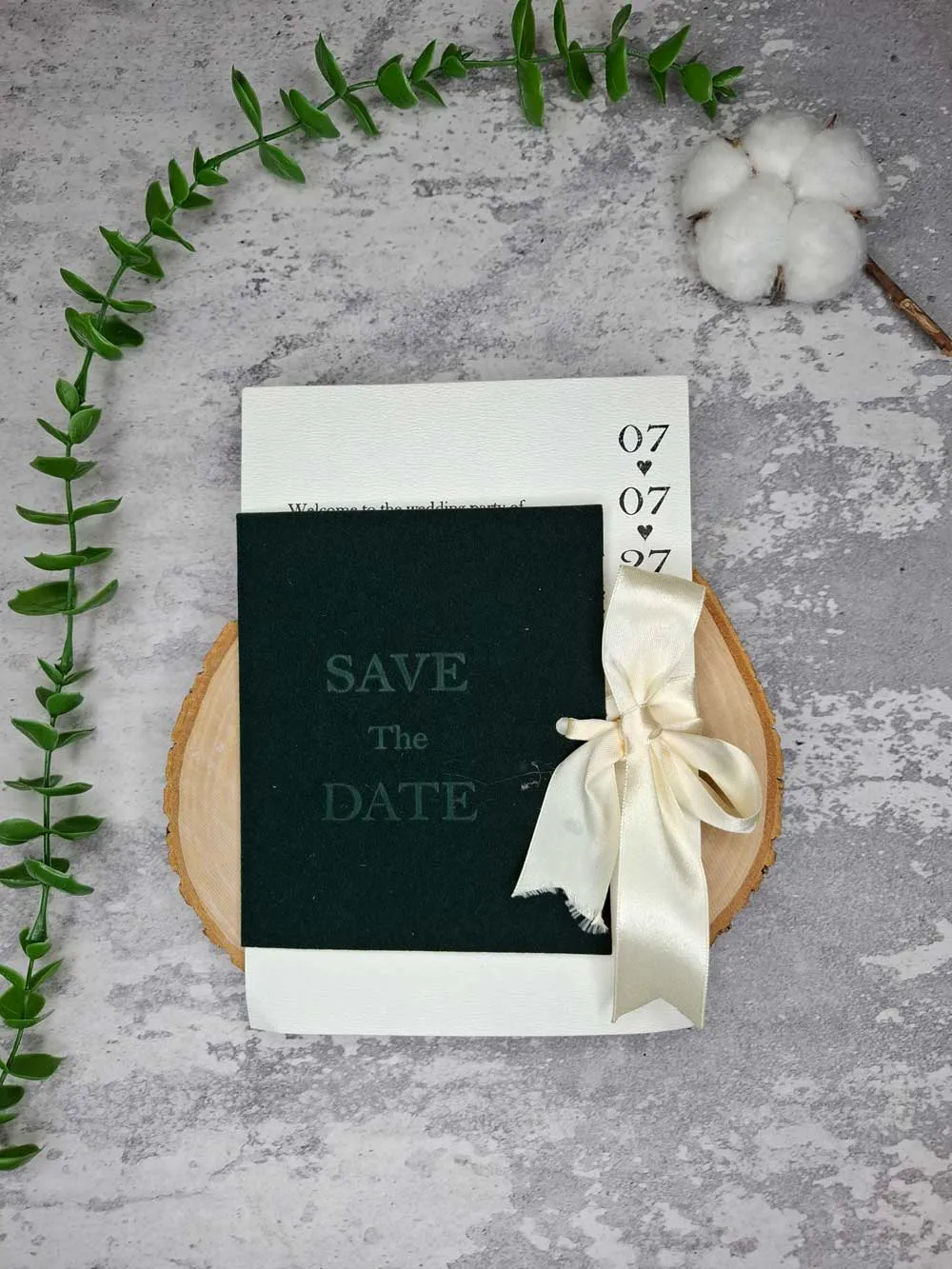 save-the-date-ribbon-minimal-wedding-card-i608 کارت عروسی روبانی مینیمال در سه رنگ سفید، زرشکی و سبز یشمی با روبان کرم رنگ در دست عروس