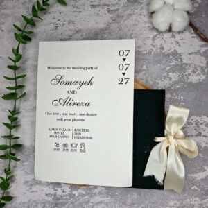 کارت عروسی روبانی مینیمال در سه رنگ سفید، زرشکی و سبز یشمی با روبان کرم رنگ در دست عروس