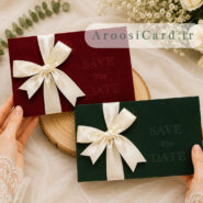 کارت عروسی جیر روبانی در رنگ‌های سبز و زرشکی با روبان کرم رنگ و عبارت برجسته Save The Date