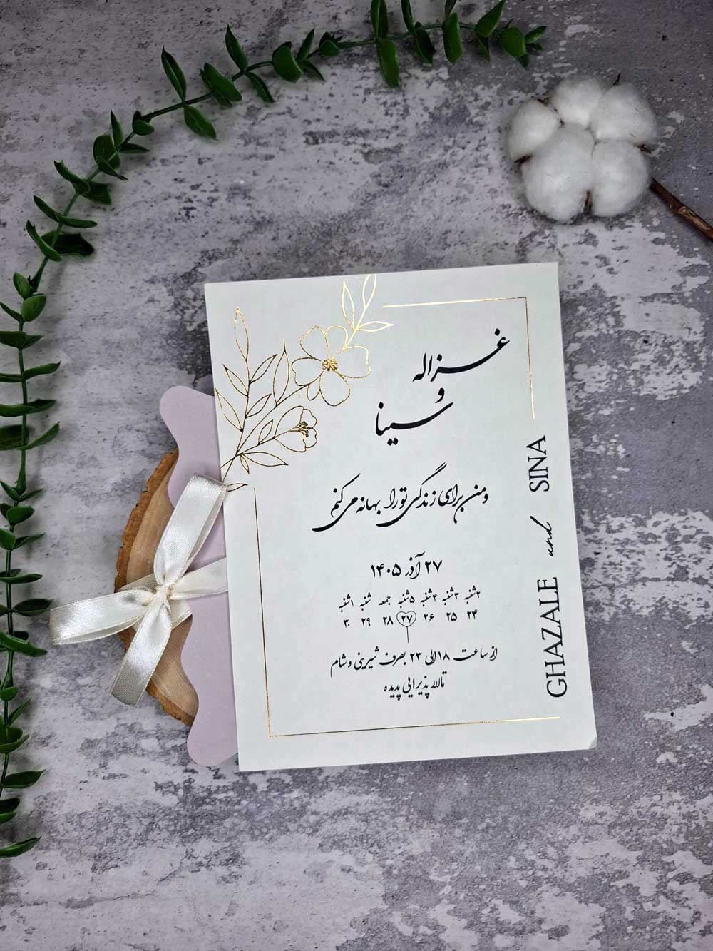wedding-card-minimal-m365-inside کارت دعوت عروسی یاس رنگ یاسی با پاکت طلاکوب Save The Date در دست عروس در فضای باغ