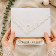 کارت عروسی گیپور دار سفید با عبارت برجسته Save The Date و نگین تزئینی در دست عروس