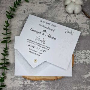 کارت عروسی گیپور دار سفید با عبارت برجسته Save The Date و نگین تزئینی در دست عروس